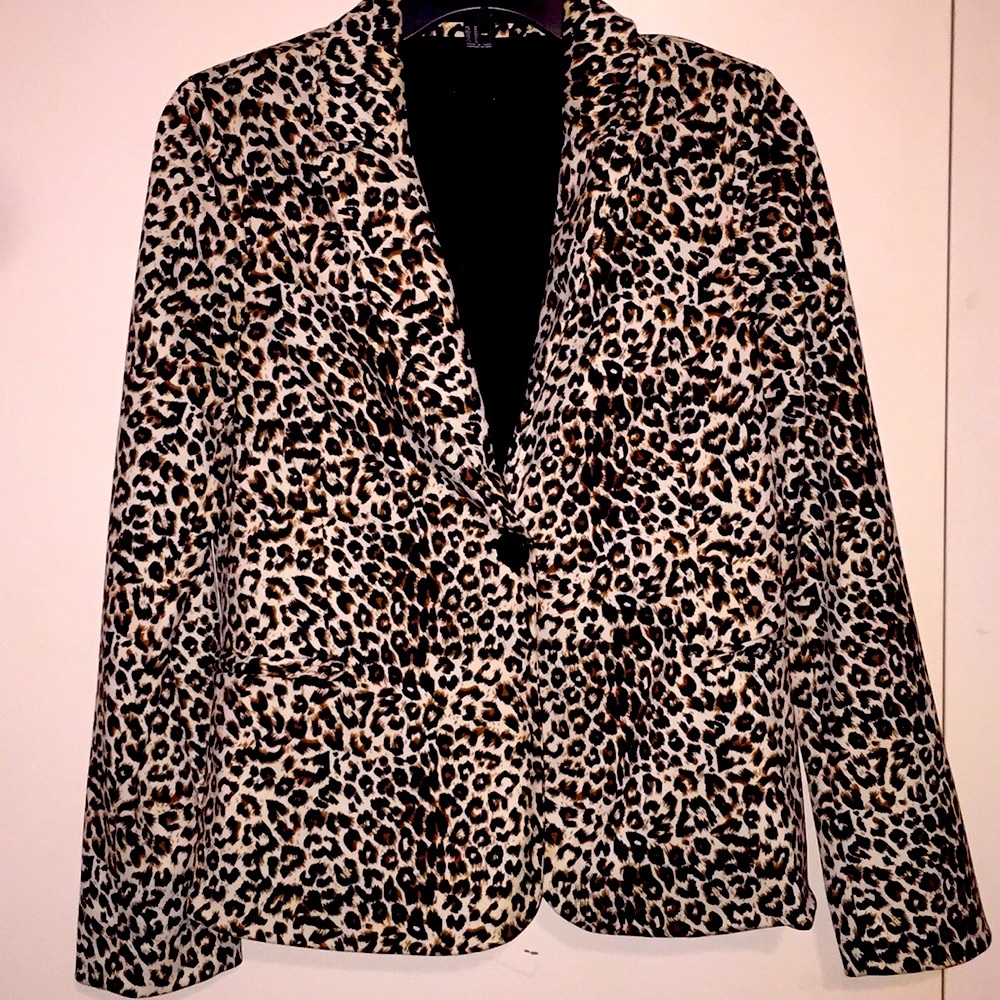 BEAUTIFUL TAILORED ANIMAL PRINT BLAZER.